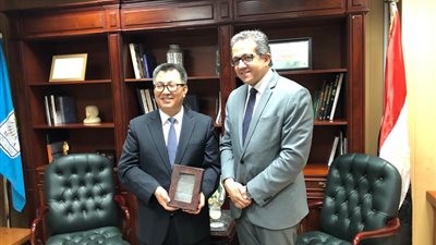 هدية مميزة لمدير متحف الصين.. ودعوة لإقامة معرضًا للآثار المصرية ببلاده (صور)