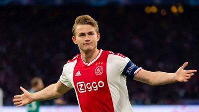 يوفنتوس يشعل الحرب على صفقة دي ليخت بعرض خرافي