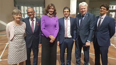 أول صورة تنشر لعائلة العالمي هاني عازر بعد منحه وسام الاستحقاق