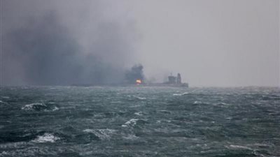 قوارب إيرانية تمنع سفنا من قطر ناقلة النفط المتضررة في خليج عمان