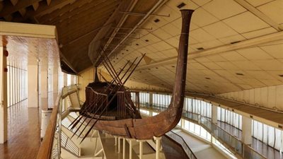 رئيس الوزراء يتفقد أعمال رفع وترميم مركب خوفو الثانية