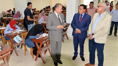 رئيس جامعة المنصورة يتفد سير الامتحانات.. (صور)