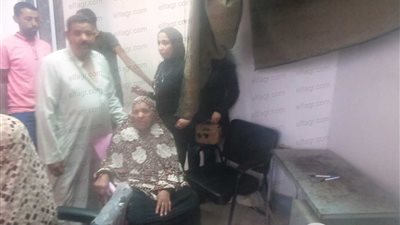 سيدة مسنة تدلي بصوتها في انتخابات الغرفة التجارية في الوادي الجديد (فيديو)