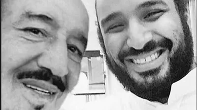 ولي العهد يلتقط صورة سيلفي مع خادم الحرمين