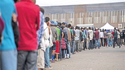 المكسيك تحتجز 800 مهاجر غير شرعي على متن 4 شاحنات