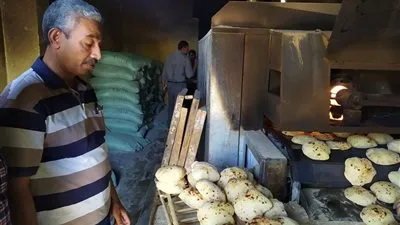 رئيس مركز الداخلة يفاجئ مخبز قرية المعصرة ( صور )