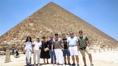 نجما الكرة البرتغالية والمغربية يزوران الأهرامات