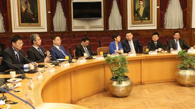 محافظة القاهرة تبحث في الاستفادة من شنغهاي الصينية