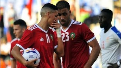نجم منتخب المغرب يكشف حقيقة خلافه مع حمدالله