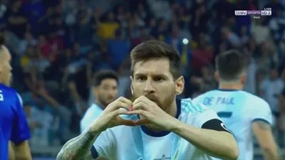 ميسي يدرك التعادل للأرجنتين أمام بارجواي من ركلة جزاء 1/1