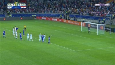 حارس الأرجنتين يتصدى لركلة جزاء بارجواي