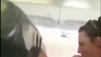 شاهد.. مطب هوائي عنيف يقذف مضيفة إلى سقف الطائرة