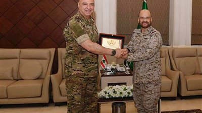رئيس هيئة الأركان يقلد قائد الجيش اللبناني وسام الملك عبدالعزيز