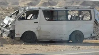 إصابة 8 أشخاص في انقلاب سيارة ميكروباص بطريق السخنة