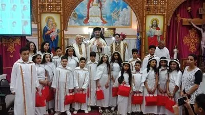 بطريرك الكاثوليك يحتفل بالمناولة الاحتفالية بكنيسة العذراء والأم تريز بعزبة النخل