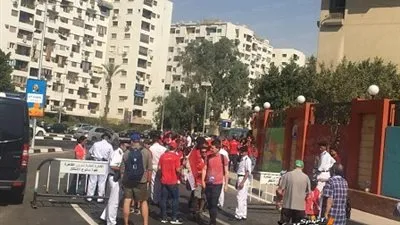 جماهير منتخب مصر تتوافد بالرموز والأعلام على استاد القاهرة (صور)