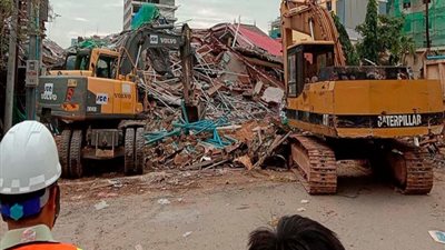 مقتل 3 أشخاص وفقدان العشرات بانهيار مبنى في كمبوديا