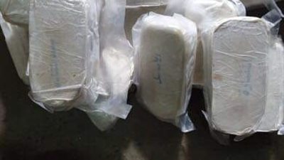 ضبط ٣ تجار مخدرات أثناء استقلالهم سيارة مسروقة في الخليفة