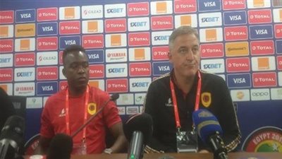 مدرب أنجولا مبهور بغرف ملابس ملعب السويس (صور)