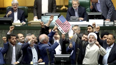 نواب في البرلمان الإيراني يهتفون 