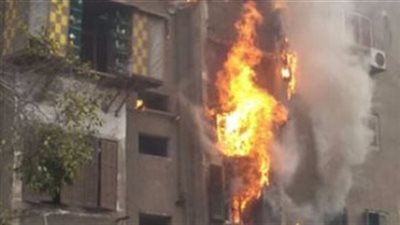 بعد الدفع بـ4 سيارات إطفاء.. السيطرة على حريق بعقار في بنها 