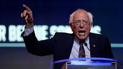 سيناتور أمريكي بارز: ترامب أشعل الأزمة مع إيران ثم يحاول إطفاءها