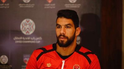 الجهاز الفني للأهلي يطمئن على شريف إكرامي