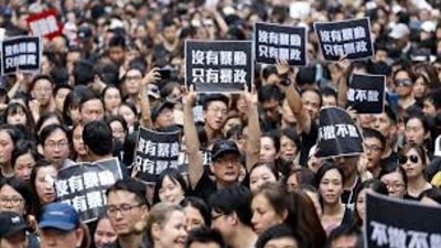 نشطاء هونج كونج يجددون احتجاجهم على مشروع قانون تسليم المجرمين