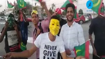 جماهير موريتانيا يساندون منتخبهم أمام مالي بستاد السويس (فيديو)