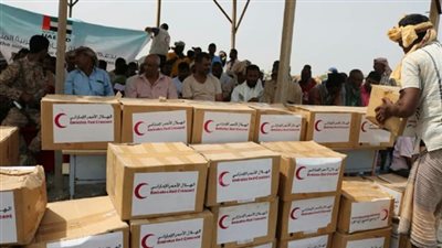 الهلال الأحمر الإماراتي يقدم مساعدات للصيادين اليمنيين بالمخا
