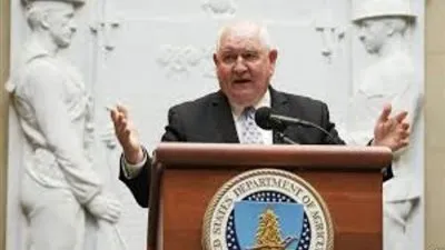 وزير أمريكي: المزارعون يتضررون من الحرب التجارية بين واشنطن وبكين