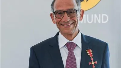 رئيس الوزراء يُكرّم هاني عازر بألمانيا