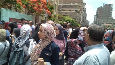 طلاب الثانوية العامة يؤدون امتحان الكيمياء والجغرافيا 