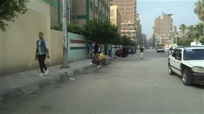 طلاب الثانوية العام بالمنصورة يفترشون الأرض للمراجعة النهائية للكيمياء والجغرافيا