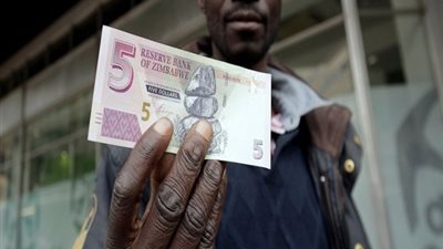 رئيس زيمبابوي يشيد بإعادة إدخال العملة المحلية