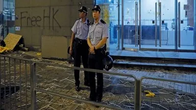 استمرار الاحتجاجات في هونج كونج مع اختفاء الرئيسة التنفيذية عن الانظار