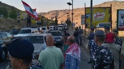 عسكريون متقاعدون يغلقون مداخل بيروت