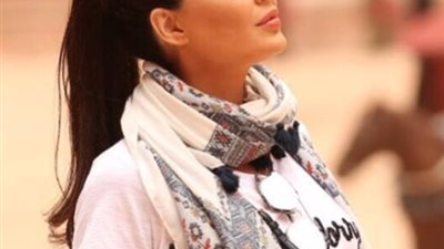 على غرار النجمات.. هكذا يمكنك تنسيق الاسكارف (صور)