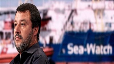 مسؤول بالاتحاد الأوروبي يحث إيطاليا على السماح للمهاجرين بالوصول إلي البر