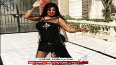 بملابس مثيرة.. فيفي عبده تغازل جمهورها بوصلة رقص شرقي في الشارع (فيديو)