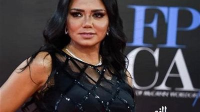 بملابس مثيرة.. وصلة رقص لـ رانيا يوسف (فيديو)