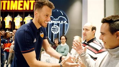 بعد إنتقاله لبرشلونة.. نيتو يقول وداعًا لفالنسيا