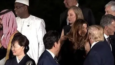 ترامب يغازل زوجة الرئيس الأرجنتيني ويلفت النظر إليه