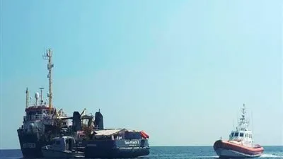 مهاجرون يغادرون سفينة المساعدات الألمانية بعد تحدى قبطانها بإيطاليا