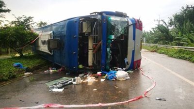 إصابة 14 شخصًا إثر انقلاب حافلة في شمال تايلاند