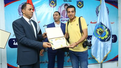 جامعة دمنهور تكرم 