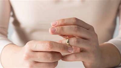 بعد حصولها على الطلاق.. زوجة ترقص فرحا أمام محكمة الأسرة على أغنية 