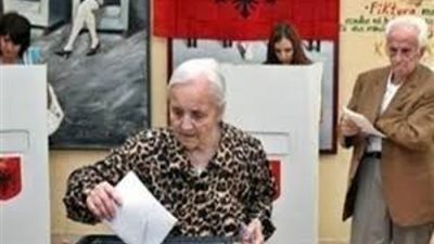 الألبان يصوتون في استطلاعات الرأي التي قاطعتها المعارضة