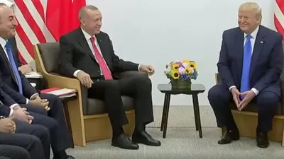 ترامب يهين أردوغان والفريق المرافق له أمام وسائل الإعلام (فيديو)