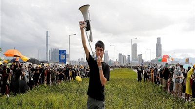 المتظاهرون يحاولون اقتحام مبنى المجلس التشريعي بهونج كونج